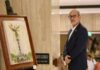 Cuba advierte sobre creciente tensión con Estados Unidos y teme una escalada militar Rolando González Patricio, presidente del Parlamento Latinoamericano y Caribeño (Parlatino), de pie junto a una pintura exhibida en un edificio institucional durante una visita oficial a México.