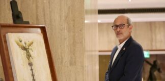 Cuba advierte sobre creciente tensión con Estados Unidos y teme una escalada militar Rolando González Patricio, presidente del Parlamento Latinoamericano y Caribeño (Parlatino), de pie junto a una pintura exhibida en un edificio institucional durante una visita oficial a México.