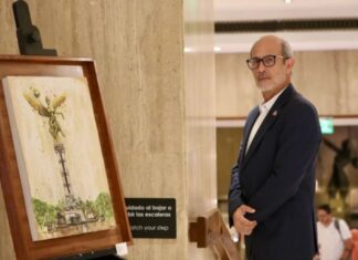 Cuba advierte sobre creciente tensión con Estados Unidos y teme una escalada militar Rolando González Patricio, presidente del Parlamento Latinoamericano y Caribeño (Parlatino), de pie junto a una pintura exhibida en un edificio institucional durante una visita oficial a México.