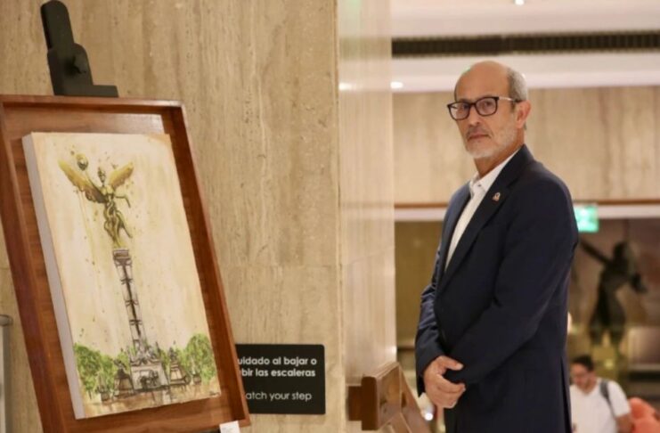 Cuba advierte sobre creciente tensión con Estados Unidos y teme una escalada militar Rolando González Patricio, presidente del Parlamento Latinoamericano y Caribeño (Parlatino), de pie junto a una pintura exhibida en un edificio institucional durante una visita oficial a México.