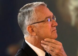 Persisten adeudos millonarios de Ricardo Salinas al SAT mientras crece discurso presidencial opositor Empresario Ricardo Salinas Pliego en el contexto de la discusión pública sobre su adeudo fiscal y su posicionamiento político en México.