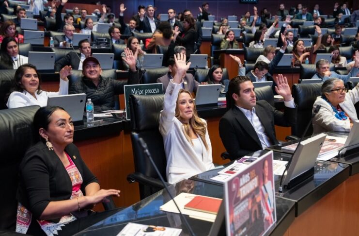 Senado aprueba reforma para anular elecciones por intervención extranjera Legisladores levantan la mano durante una sesión del Senado de la República en la que se vota una reforma constitucional relacionada con la nulidad de elecciones por intervención extranjera.