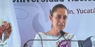 Sheinbaum defiende la Transformación y advierte que “ningún gobierno extranjero” se la arrebatará a México Claudia Sheinbaum ofrece un discurso desde un podio del Gobierno de México durante un evento oficial en Kanasín, Yucatán.