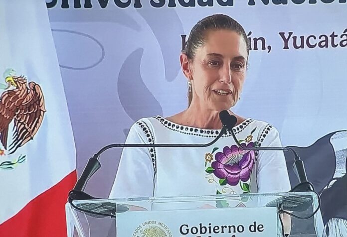 Claudia Sheinbaum ofrece un discurso desde un podio del Gobierno de México durante un evento oficial en Kanasín, Yucatán.