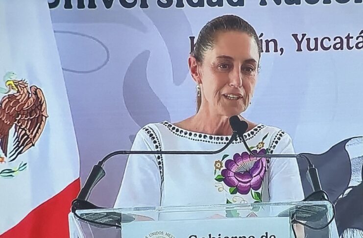 Sheinbaum defiende la Transformación y advierte que “ningún gobierno extranjero” se la arrebatará a México Claudia Sheinbaum ofrece un discurso desde un podio del Gobierno de México durante un evento oficial en Kanasín, Yucatán.
