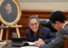 Sheinbaum y Trump retoman el diálogo directo en medio de un momento de tensión bilateral Claudia Sheinbaum conversa y revisa documentos junto al secretario de Relaciones Exteriores, Roberto Velasco Álvarez, durante una llamada oficial con el presidente estadounidense Donald Trump en Palacio Nacional.