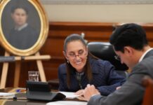 Sheinbaum y Trump retoman el diálogo directo en medio de un momento de tensión bilateral Claudia Sheinbaum conversa y revisa documentos junto al secretario de Relaciones Exteriores, Roberto Velasco Álvarez, durante una llamada oficial con el presidente estadounidense Donald Trump en Palacio Nacional.