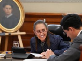 Sheinbaum y Trump retoman el diálogo directo en medio de un momento de tensión bilateral Claudia Sheinbaum conversa y revisa documentos junto al secretario de Relaciones Exteriores, Roberto Velasco Álvarez, durante una llamada oficial con el presidente estadounidense Donald Trump en Palacio Nacional.