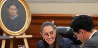 Sheinbaum y Trump retoman el diálogo directo en medio de un momento de tensión bilateral Claudia Sheinbaum conversa y revisa documentos junto al secretario de Relaciones Exteriores, Roberto Velasco Álvarez, durante una llamada oficial con el presidente estadounidense Donald Trump en Palacio Nacional.