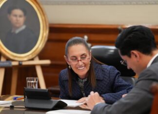 Sheinbaum y Trump retoman el diálogo directo en medio de un momento de tensión bilateral Claudia Sheinbaum conversa y revisa documentos junto al secretario de Relaciones Exteriores, Roberto Velasco Álvarez, durante una llamada oficial con el presidente estadounidense Donald Trump en Palacio Nacional.