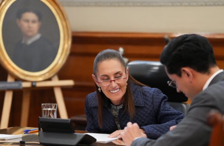 Sheinbaum y Trump retoman el diálogo directo en medio de un momento de tensión bilateral Claudia Sheinbaum conversa y revisa documentos junto al secretario de Relaciones Exteriores, Roberto Velasco Álvarez, durante una llamada oficial con el presidente estadounidense Donald Trump en Palacio Nacional.