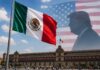 Quienes ven en Estados Unidos la solución a los problemas, olvidaron lo que costó la independencia Bandera monumental de México frente a Palacio Nacional en el Zócalo capitalino, con una proyección difusa de Donald Trump y la bandera de Estados Unidos al fondo.