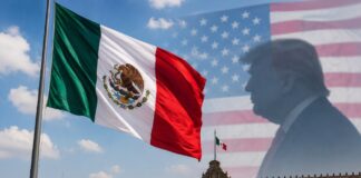 Quienes ven en Estados Unidos la solución a los problemas, olvidaron lo que costó la independencia Bandera monumental de México frente a Palacio Nacional en el Zócalo capitalino, con una proyección difusa de Donald Trump y la bandera de Estados Unidos al fondo.