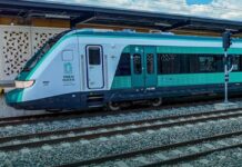 El Tren Maya no fue hecho para ganar dinero, sino para transformar una región olvidada Tren Maya detenido en una estación ferroviaria del sureste de México durante operaciones de servicio.