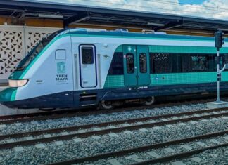 El Tren Maya no fue hecho para ganar dinero, sino para transformar una región olvidada Tren Maya detenido en una estación ferroviaria del sureste de México durante operaciones de servicio.