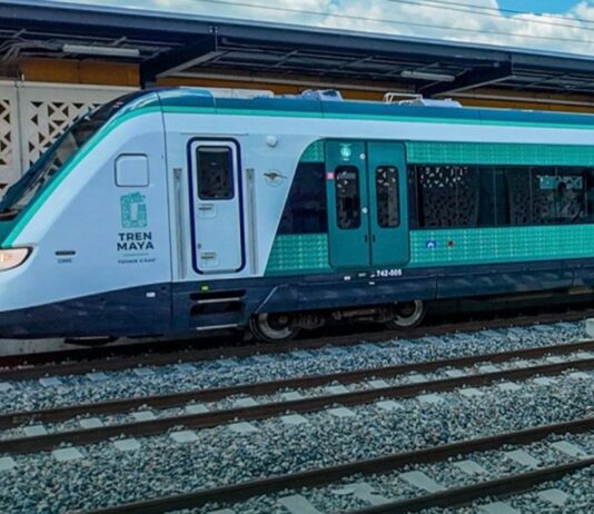 El Tren Maya no fue hecho para ganar dinero, sino para transformar una región olvidada Tren Maya detenido en una estación ferroviaria del sureste de México durante operaciones de servicio.