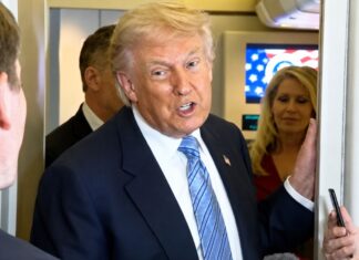 Trump reconsidera venta de armas a Taiwán tras reunión con Xi Jinping Donald Trump hablando con periodistas dentro del Air Force One mientras regresa de China a Estados Unidos, tras reunirse con el presidente Xi Jinping.