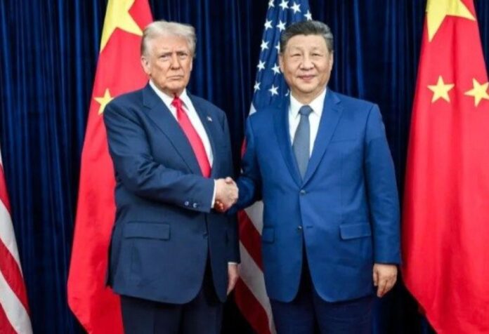 Donald Trump y Xi Jinping durante una reunión diplomática, en medio de la creciente tensión geopolítica entre Estados Unidos y China.