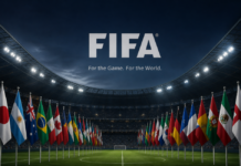 ¿Quién es la FIFA, por qué gana tanto dinero y qué hace con él? Estadio de fútbol lleno e iluminado de noche, con banderas de distintos países alineadas sobre la cancha y el logotipo de la FIFA al centro, acompañado de un mensaje sobre el negocio global del Mundial.