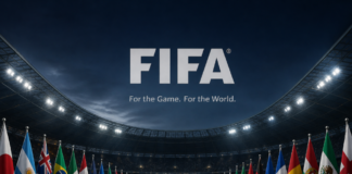 ¿Quién es la FIFA, por qué gana tanto dinero y qué hace con él? Estadio de fútbol lleno e iluminado de noche, con banderas de distintos países alineadas sobre la cancha y el logotipo de la FIFA al centro, acompañado de un mensaje sobre el negocio global del Mundial.