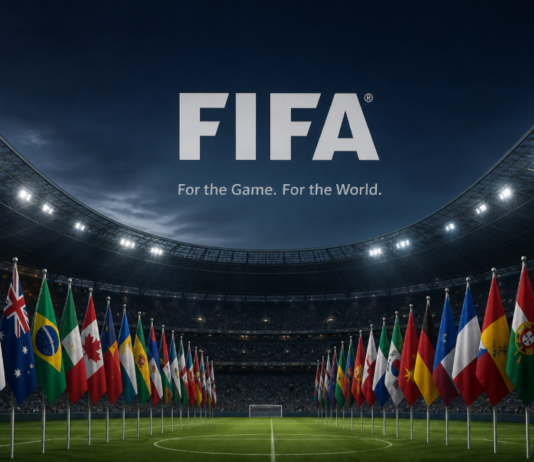 ¿Quién es la FIFA, por qué gana tanto dinero y qué hace con él? Estadio de fútbol lleno e iluminado de noche, con banderas de distintos países alineadas sobre la cancha y el logotipo de la FIFA al centro, acompañado de un mensaje sobre el negocio global del Mundial.