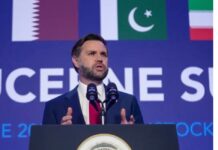 Estados Unidos e Irán avanzan hacia un acuerdo definitivo de paz JD Vance habla desde un podio durante una conferencia de prensa en Suiza. Al fondo aparecen las banderas de varios países participantes en las conversaciones diplomáticas relacionadas con las negociaciones entre Estados Unidos e Irán.