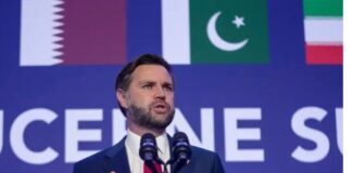 Estados Unidos e Irán avanzan hacia un acuerdo definitivo de paz JD Vance habla desde un podio durante una conferencia de prensa en Suiza. Al fondo aparecen las banderas de varios países participantes en las conversaciones diplomáticas relacionadas con las negociaciones entre Estados Unidos e Irán.