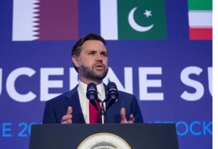 Acuerdos en Suiza sobre la paz en Irán JD Vance habla desde un podio durante una conferencia de prensa en Suiza. Al fondo aparecen las banderas de varios países participantes en las conversaciones diplomáticas relacionadas con las negociaciones entre Estados Unidos e Irán.