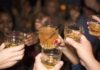 Jóvenes, alcohol y nuevas formas de divertirse Grupo de jóvenes brindando con bebidas alcohólicas durante una reunión nocturna, imagen que ilustra un artículo sobre el ocio juvenil y el consumo de alcohol en España y México.