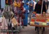 ¿Más ambulantes o más oportunidades? El reto de ordenar el comercio en Guanajuato capital Puesto ambulante de dulces y botanas junto a comerciantes semifijos en una calle concurrida de Guanajuato capital.