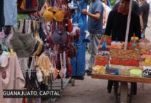 ¿Más ambulantes o más oportunidades? El reto de ordenar el comercio en Guanajuato capital Puesto ambulante de dulces y botanas junto a comerciantes semifijos en una calle concurrida de Guanajuato capital.