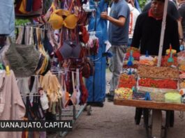 ¿Más ambulantes o más oportunidades? El reto de ordenar el comercio en Guanajuato capital Puesto ambulante de dulces y botanas junto a comerciantes semifijos en una calle concurrida de Guanajuato capital.