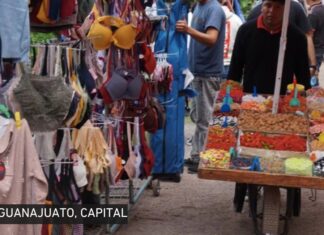 ¿Más ambulantes o más oportunidades? El reto de ordenar el comercio en Guanajuato capital Puesto ambulante de dulces y botanas junto a comerciantes semifijos en una calle concurrida de Guanajuato capital.