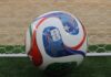 Así transforma la tecnología al Mundial 2026 Balón oficial del Mundial 2026 frente a una portería de futbol, mostrando el diseño tecnológico utilizado para recopilar datos durante los partidos.
