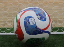 Así transforma la tecnología al Mundial 2026 Balón oficial del Mundial 2026 frente a una portería de futbol, mostrando el diseño tecnológico utilizado para recopilar datos durante los partidos.