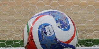 Así transforma la tecnología al Mundial 2026 Balón oficial del Mundial 2026 frente a una portería de futbol, mostrando el diseño tecnológico utilizado para recopilar datos durante los partidos.