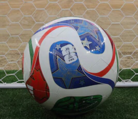 Así transforma la tecnología al Mundial 2026 Balón oficial del Mundial 2026 frente a una portería de futbol, mostrando el diseño tecnológico utilizado para recopilar datos durante los partidos.