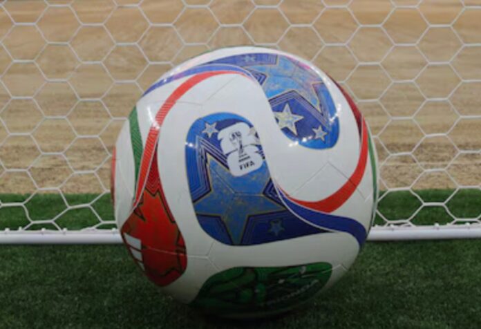 Balón oficial del Mundial 2026 frente a una portería de futbol, mostrando el diseño tecnológico utilizado para recopilar datos durante los partidos.