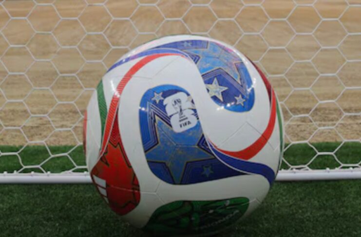 Así transforma la tecnología al Mundial 2026 Balón oficial del Mundial 2026 frente a una portería de futbol, mostrando el diseño tecnológico utilizado para recopilar datos durante los partidos.