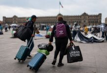 La CNTE anuncia que levantará el plantón y concluye la huelga nacional Maestros de la CNTE retiran maletas, bolsas y pertenencias del Zócalo de la Ciudad de México mientras se desmontan casas de campaña al concluir la huelga nacional y levantarse el plantón instalado en el Centro Histórico.