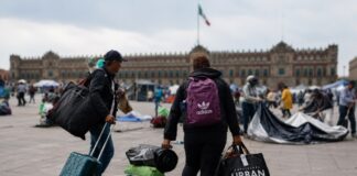 La CNTE anuncia que levantará el plantón y concluye la huelga nacional Maestros de la CNTE retiran maletas, bolsas y pertenencias del Zócalo de la Ciudad de México mientras se desmontan casas de campaña al concluir la huelga nacional y levantarse el plantón instalado en el Centro Histórico.
