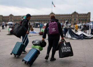 La CNTE anuncia que levantará el plantón y concluye la huelga nacional Maestros de la CNTE retiran maletas, bolsas y pertenencias del Zócalo de la Ciudad de México mientras se desmontan casas de campaña al concluir la huelga nacional y levantarse el plantón instalado en el Centro Histórico.