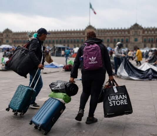 La CNTE anuncia que levantará el plantón y concluye la huelga nacional Maestros de la CNTE retiran maletas, bolsas y pertenencias del Zócalo de la Ciudad de México mientras se desmontan casas de campaña al concluir la huelga nacional y levantarse el plantón instalado en el Centro Histórico.