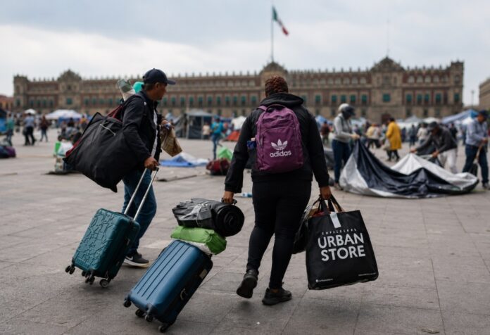 CNTE se retira Maestros de la CNTE retiran maletas, bolsas y pertenencias del Zócalo de la Ciudad de México mientras se desmontan casas de campaña al concluir la huelga nacional y levantarse el plantón instalado en el Centro Histórico.