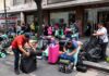 CNTE retira plantón del Centro Histórico, pero mantiene la huelga nacional Docentes de la CNTE recogen equipaje, colchonetas y materiales utilizados durante el plantón en el Centro Histórico de la Ciudad de México, mientras se preparan para abandonar el campamento.