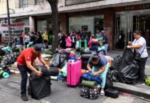 CNTE retira plantón del Centro Histórico, pero mantiene la huelga nacional Docentes de la CNTE recogen equipaje, colchonetas y materiales utilizados durante el plantón en el Centro Histórico de la Ciudad de México, mientras se preparan para abandonar el campamento.