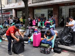 CNTE retira plantón del Centro Histórico, pero mantiene la huelga nacional Docentes de la CNTE recogen equipaje, colchonetas y materiales utilizados durante el plantón en el Centro Histórico de la Ciudad de México, mientras se preparan para abandonar el campamento.