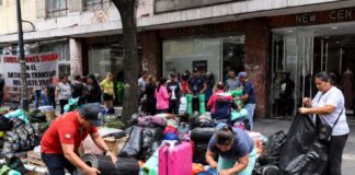 CNTE retira plantón del Centro Histórico, pero mantiene la huelga nacional Docentes de la CNTE recogen equipaje, colchonetas y materiales utilizados durante el plantón en el Centro Histórico de la Ciudad de México, mientras se preparan para abandonar el campamento.