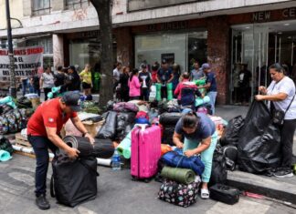 CNTE retira plantón del Centro Histórico, pero mantiene la huelga nacional Docentes de la CNTE recogen equipaje, colchonetas y materiales utilizados durante el plantón en el Centro Histórico de la Ciudad de México, mientras se preparan para abandonar el campamento.