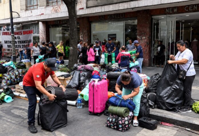 Docentes de la CNTE recogen equipaje, colchonetas y materiales utilizados durante el plantón en el Centro Histórico de la Ciudad de México, mientras se preparan para abandonar el campamento.